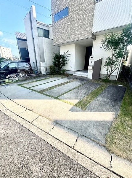 東陵戸建の駐車場