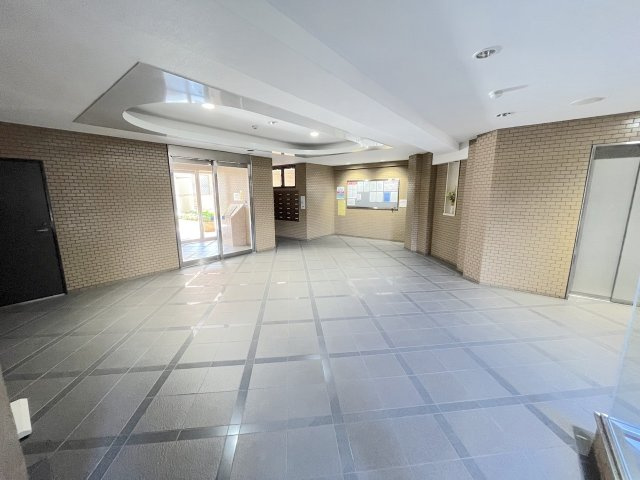 エバーライフ春日のエントランス