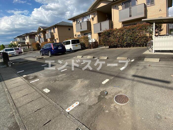クレストコート　Ｂの駐車場|高崎、前橋エリアのお部屋探しはエンドスケープまで！お客様の理想お聞かせ下さい♪
クロスの色が画像と異なる場合があります。