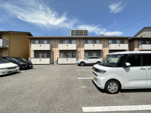 カイセイハイツB棟の駐車場