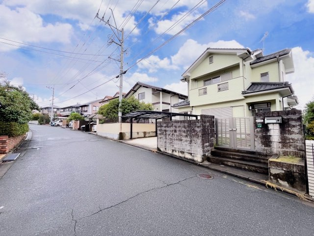月の浦２丁目戸建ての前面道路含む現地写真