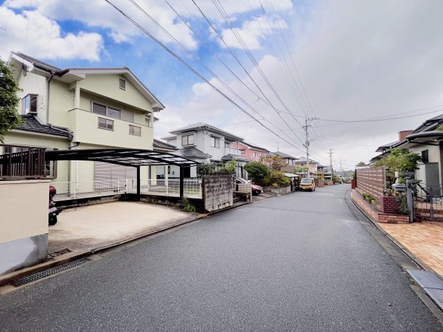 月の浦２丁目戸建ての前面道路含む現地写真