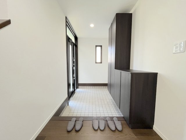 美しが丘南4丁目9戸建の玄関