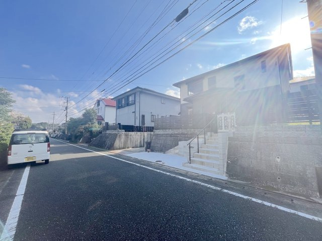 美しが丘南4丁目9戸建の前面道路含む現地写真