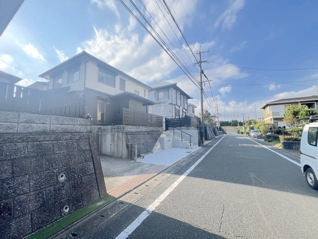 美しが丘南4丁目9戸建の前面道路含む現地写真