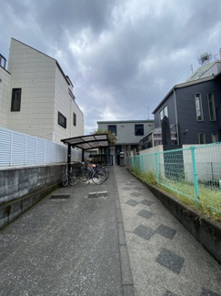 【その他共用部分】 | 敷地内は広さもありますよ♪