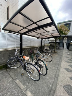 【その他共用部分】 | 屋根付き駐輪場完備！雨の日も安心して利用できますね