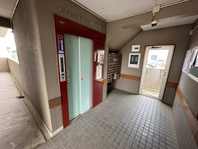 岡崎市日名西町の賃貸マンションのエントランス