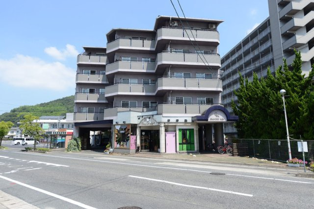 グランディ・マンの外観