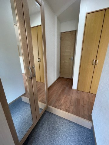 プリマ若松Aの玄関