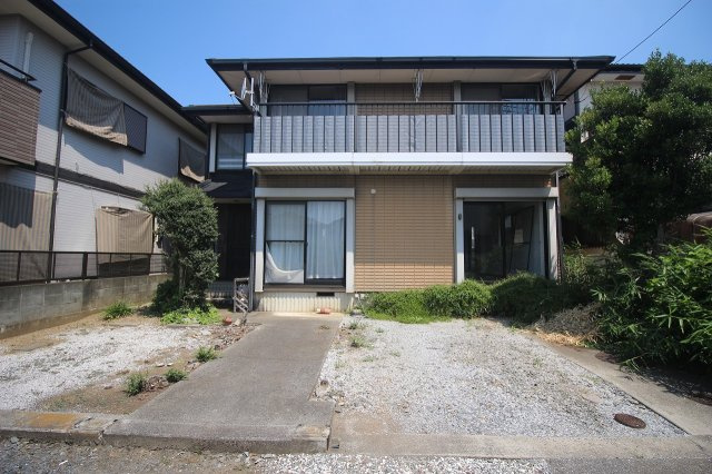 小山市羽川の外観|ベランダ付きの2階建住宅！南側からたっぷり光が入る、明るい印象の外観です♪