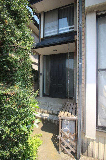 小山市羽川の玄関|玄関前には目隠しになる植栽も◎周囲の視線が気になりにくい落ち着いた玄関アプローチです。