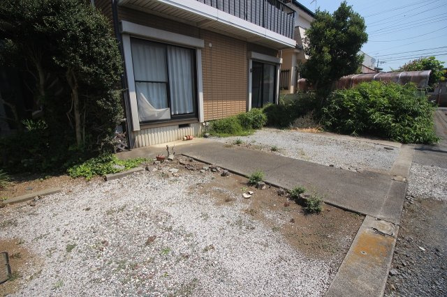 小山市羽川の駐車場|敷地内に並列駐車が可能！来客時や2台持ちでも安心の広さです♪