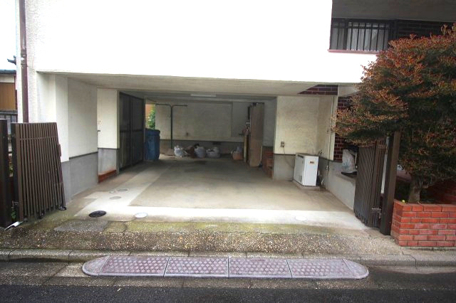 小山市間々田の駐車場|ガレージ付なので、車やバイクが趣味の方には嬉しいですね！