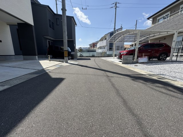 高知市鴨部3丁目の前面道路含む現地写真|東側から西向きを撮影。本物件は画像左側。奥に見えているのがTSUTAYA土佐道路店の駐車場です。