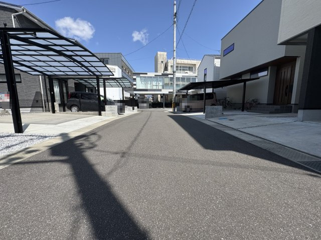 高知市鴨部3丁目の前面道路含む現地写真|西側から東向きを撮影。本物件は画像右側。