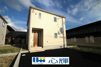 【外観】 | クレイドルガーデン山陽小野田市港町 第１（３号棟） | 明るい日差しが差し込む現地。車もゆったり駐めることができます。ぜひ現地をご覧ください。
