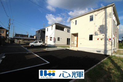 【前面道路含む現地写真】 | クレイドルガーデン山陽小野田市港町 第１（３号棟） | 整備された道路に面する現地は、コミュニティー以外の方々の出入りも少なく、お車の出し入れも楽々です。
