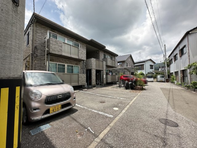 SOUVENIR Kの駐車場