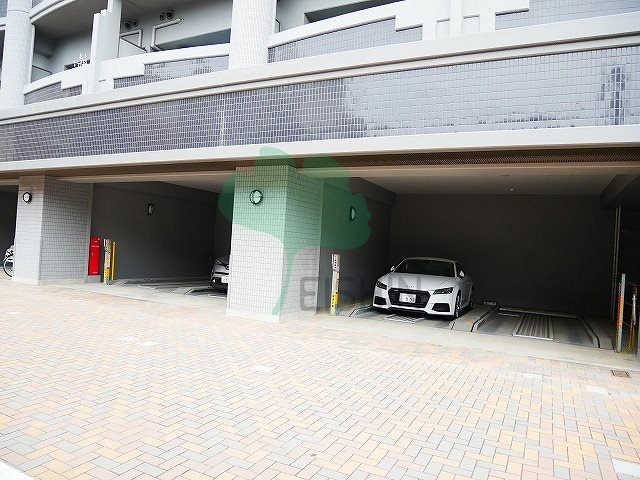 ロイヤル博多駅前の駐車場