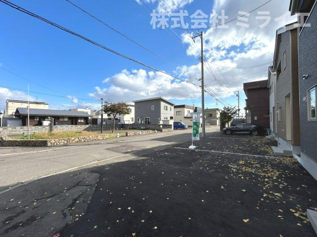 【新築戸建】札幌市北区篠路二条1丁目3棟の前面道路含む現地写真|建物前に公園があり除雪の負担が軽減できそうです。