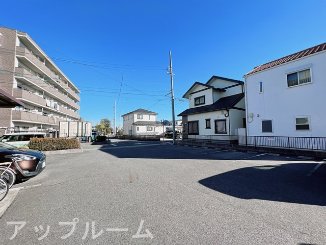 プリミエール外山の駐車場