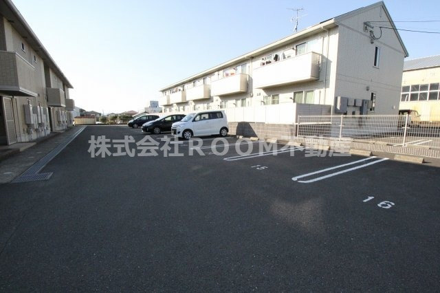 プラウド年見の駐車場|車をお持ちの方に嬉しい駐車場付きの物件です