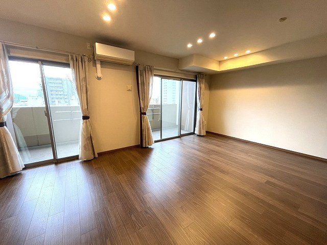 【居間・リビング】 | グレースマンション中山下公園 | ◇◆リビング◆◇フローリングリノベーション済み