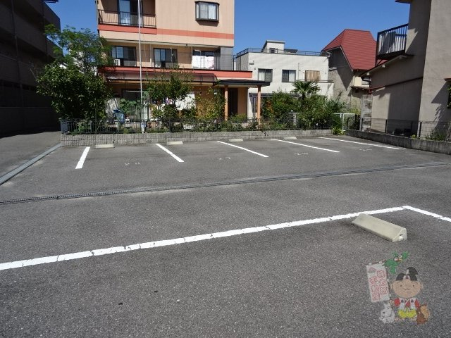 マリベール多聞の駐車場