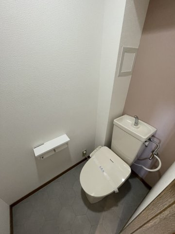 ディオフェルティ石切のトイレ|温水洗浄便座完備の洋式トイレです。