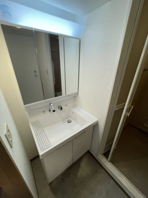 【独立洗面台】 | ディオフェルティ石切 | 日々の身支度に欠かせない独立洗面台です。壁付水栓は水たまりができにくく、清潔に使い続けることができます。