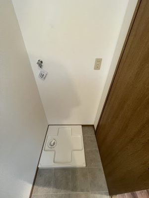 【ランドリースペース】 | ディオフェルティ石切 | 洗濯機から床への漏水を防ぐことが出来る防水パン設置済み。