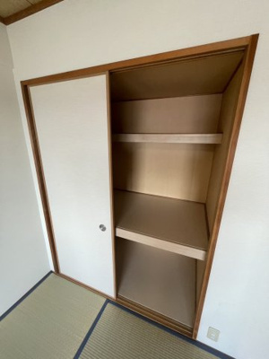 【和室】 | ディオフェルティ石切 | 和室（約6.0帖）：押入れ収納です。