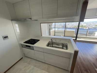 【キッチン】 | ディオフェルティ石切 | キッチンに立つとバルコニー越しに外の景色が見え、気持ちのいい空間です。