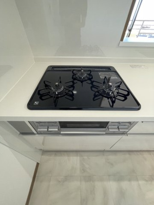 【キッチン】 | ディオフェルティ石切 | 三口のガスコンロでお料理も効率的に進められます！