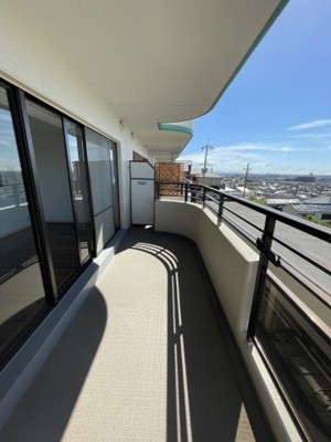 【バルコニー】 | ディオフェルティ石切 | 約10.27㎡の広々バルコニーです。