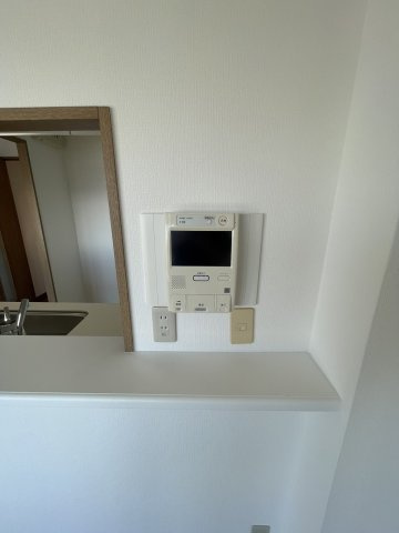 ディオフェルティ石切のセキュリティ|来訪者の姿が確認できるモニタ付きのインターホンです。