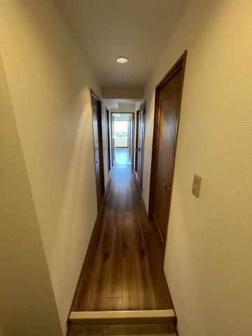 ディオフェルティ石切の玄関|玄関から各お部屋へと続く廊下です。