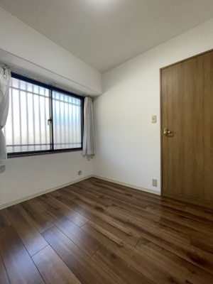 【洋室】 | ディオフェルティ石切 | 洋室（約4.5帖）：廊下側の窓から採光のあるお部屋です。