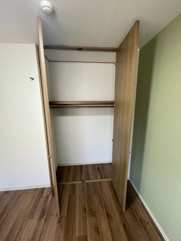 ディオフェルティ石切の収納|洋室（約4.5帖）：クローゼット収納の建具は天井近くまで開くため、物の出し入れがしやすく便利です。