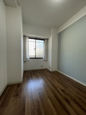 【洋室】 | ディオフェルティ石切 | 洋室（約5.0帖）：ライトブルーが爽やかな共用廊下側の洋室です。