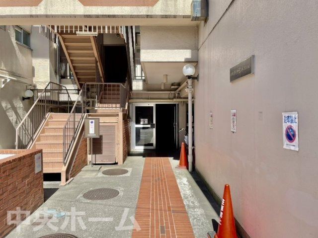 北千住ダイヤモンドマンションのエントランス|【エントランス】マンションのエントランスは、その物件の印象を決める、顔とも言える場所です。毎日通る場所ですからきれいなのが一番です。エントランス内はオートロックですので暮らしの安全も確保されています。