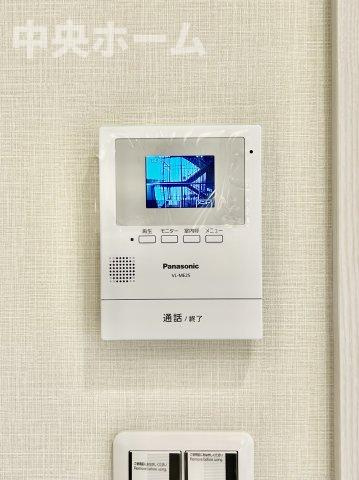 北千住ダイヤモンドマンションのセキュリティ|【モニターホン】誰が来たかすぐにわかるカラーモニター付きインターホン。通話ボタンを押すまでは室内の音は漏れていませんので相手を確かめてから応対できます。