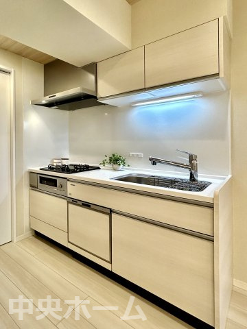 北千住ダイヤモンドマンションのキッチン|ワイドで収納豊富なシステムキッチン