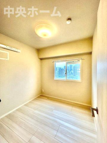 北千住ダイヤモンドマンションの寝室|【寝室】心と体をゆったりと安らげる主寝室。寝室のゆとりが大きい分だけ、暮らしの安らぎは深まります。一日の疲れを癒すだけでなく、ご夫婦の親密な語らいを紡ぎ出します