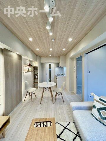 北千住ダイヤモンドマンションの居間・リビング|【リビングダイニング】一日の中で多くの時間を過すことになるリビングダイニングだからこそ、いつも穏やかな空間であることが必然。爽やかな通風と採光を存分に感じる事が出来る空間です。