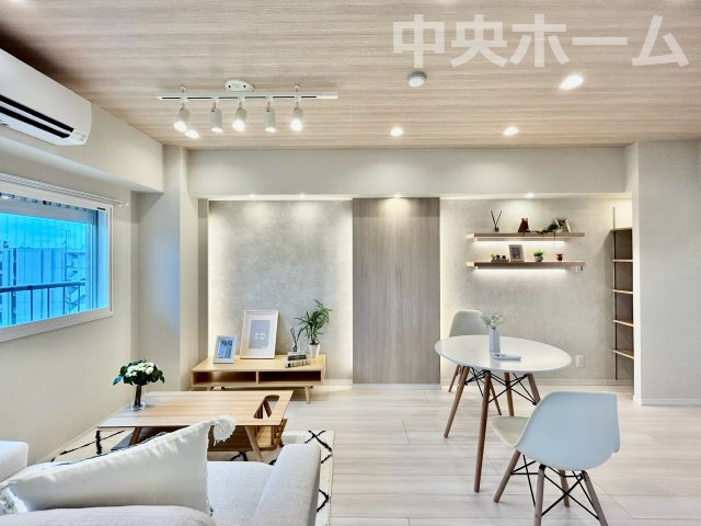 北千住ダイヤモンドマンションの居間・リビング|【居間・リビング】「ＬＤＫは家族団らんをデザイン」広いＬＤＫでは家族が集まり一緒の時間を過ごせる工夫がされております。何気ない一日の当たり前のひとコマがいつか一生の宝物になります