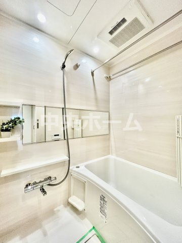 北千住ダイヤモンドマンションの浴室|【バスルーム】暖房換気乾燥機付きシステムバスルーム。暖房・冷風・換気・乾燥など、毎日を快適に過ごせるうれしい機能が揃っています。雨の日の洗濯物も安心です。