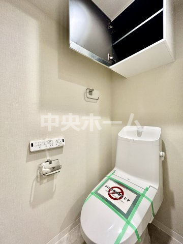 北千住ダイヤモンドマンションのトイレ|【トイレ】 収納スペースをしっかりと確保した温水洗浄便座機能付きトイレ。温水洗浄便座は清潔にお使いいただくための大切なアイテムです。