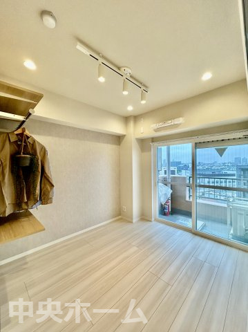北千住ダイヤモンドマンションの洋室|【洋室】快適に過ごす条件は、一人ひとり違います。だからこそ飾り過ぎないシンプルな内装と偏り過ぎないデザインで統一しております。居住していく中でオーナー様だけの【マイホーム】に創り上げて下さい